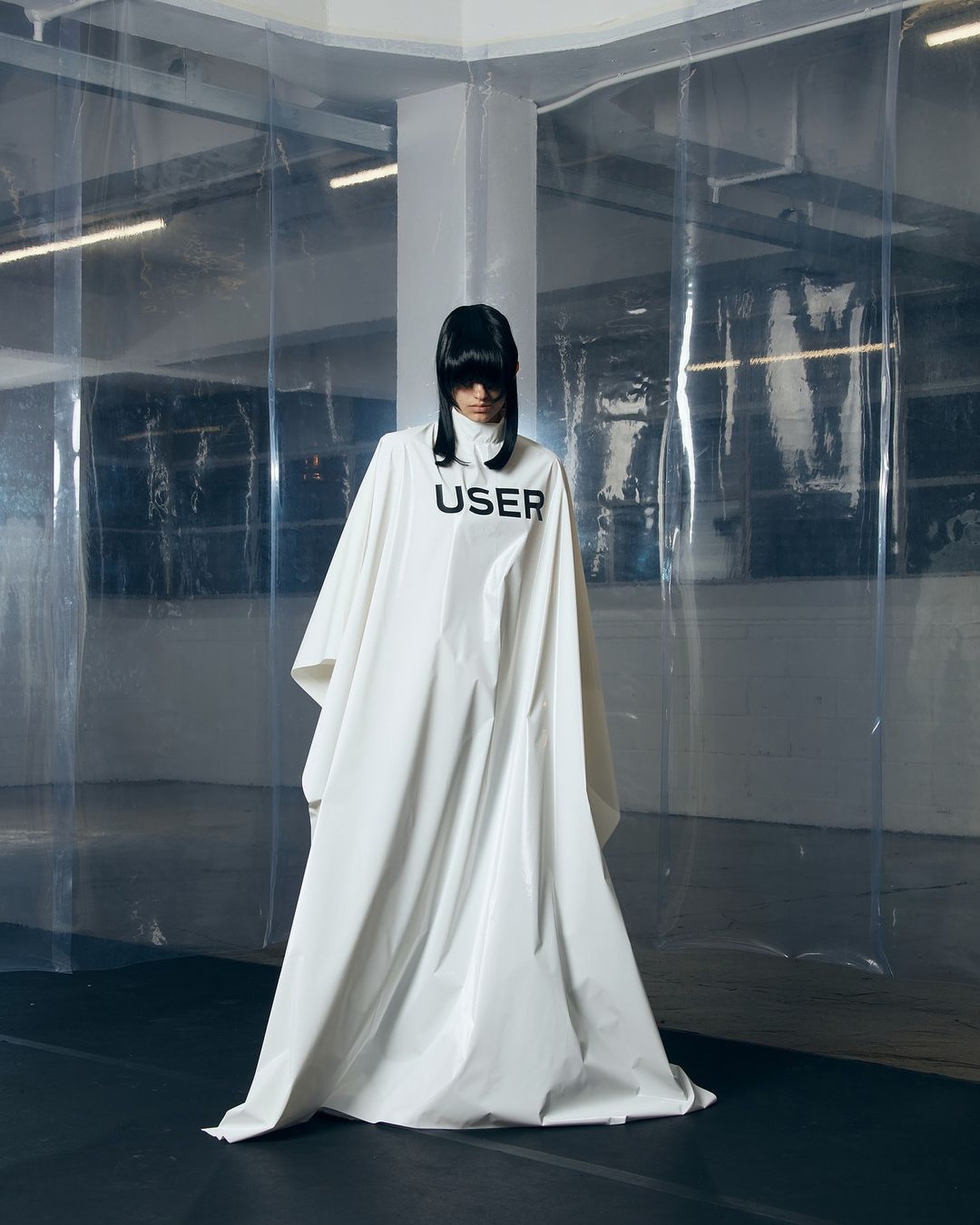 FIGURA SERVICES, 불안한 감정을 라텍스로 감싼 SS25 'USER' 컬렉션 공개 — Look 2