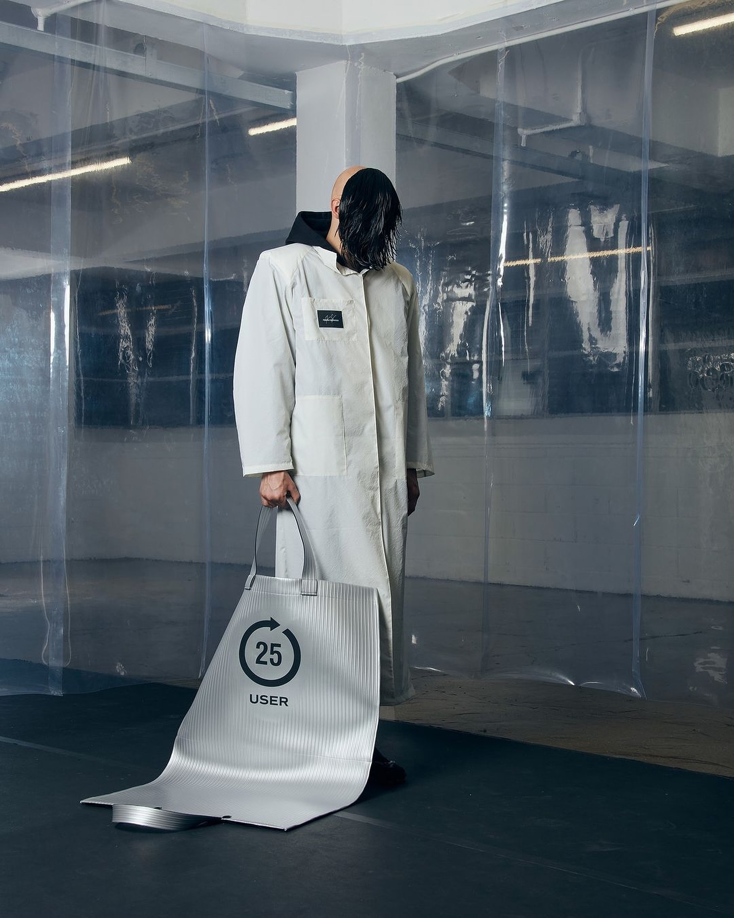 FIGURA SERVICES, 불안한 감정을 라텍스로 감싼 SS25 'USER' 컬렉션 공개 — Look 3