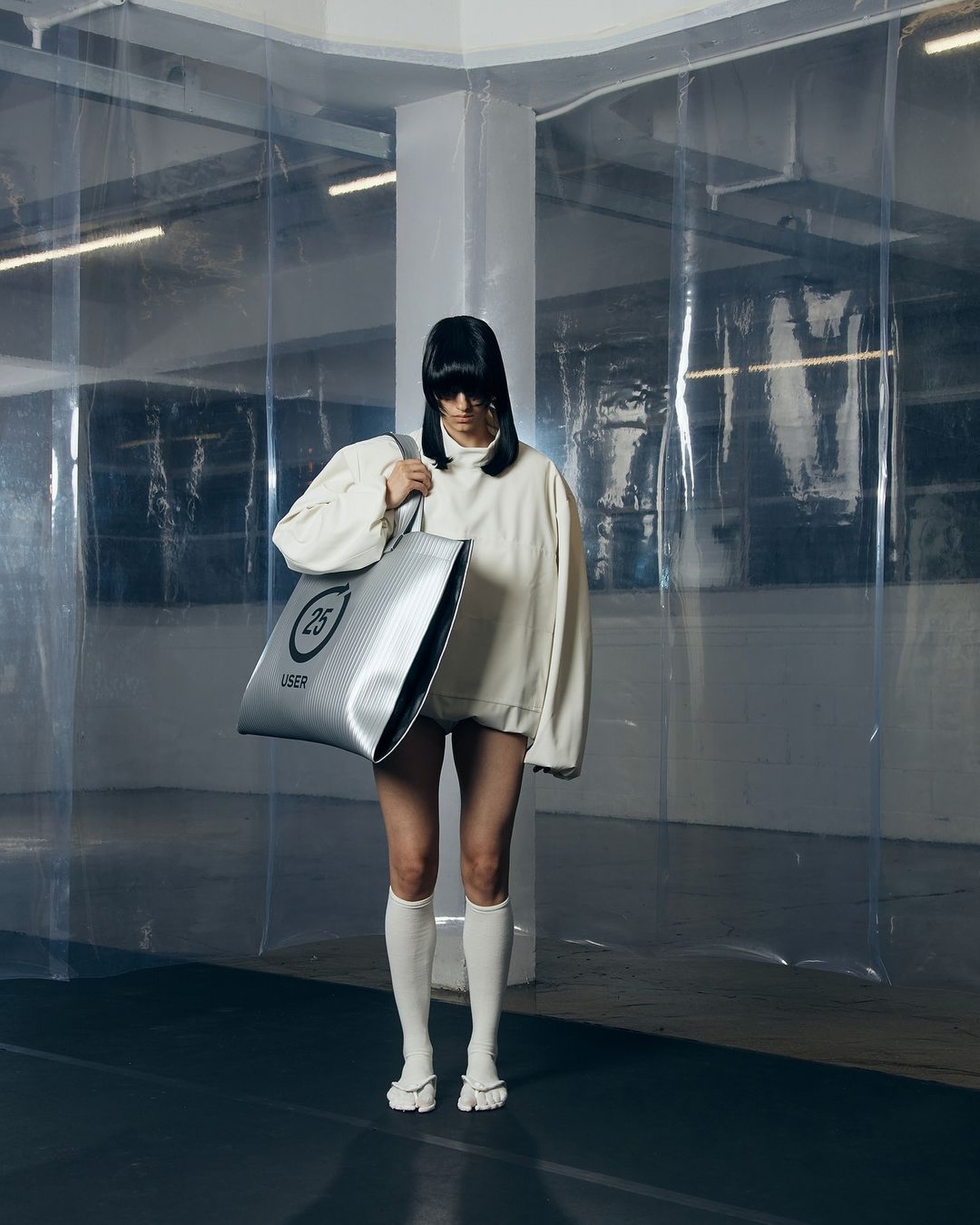 FIGURA SERVICES, 불안한 감정을 라텍스로 감싼 SS25 'USER' 컬렉션 공개 — Look 4