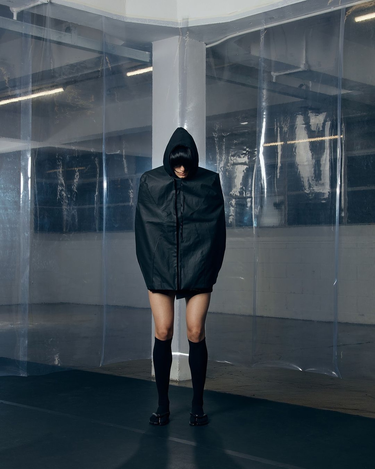 FIGURA SERVICES, 불안한 감정을 라텍스로 감싼 SS25 'USER' 컬렉션 공개 — Look 5