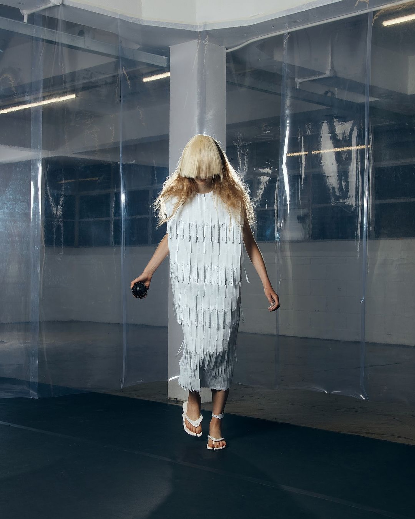 FIGURA SERVICES, 불안한 감정을 라텍스로 감싼 SS25 'USER' 컬렉션 공개 — Look 6