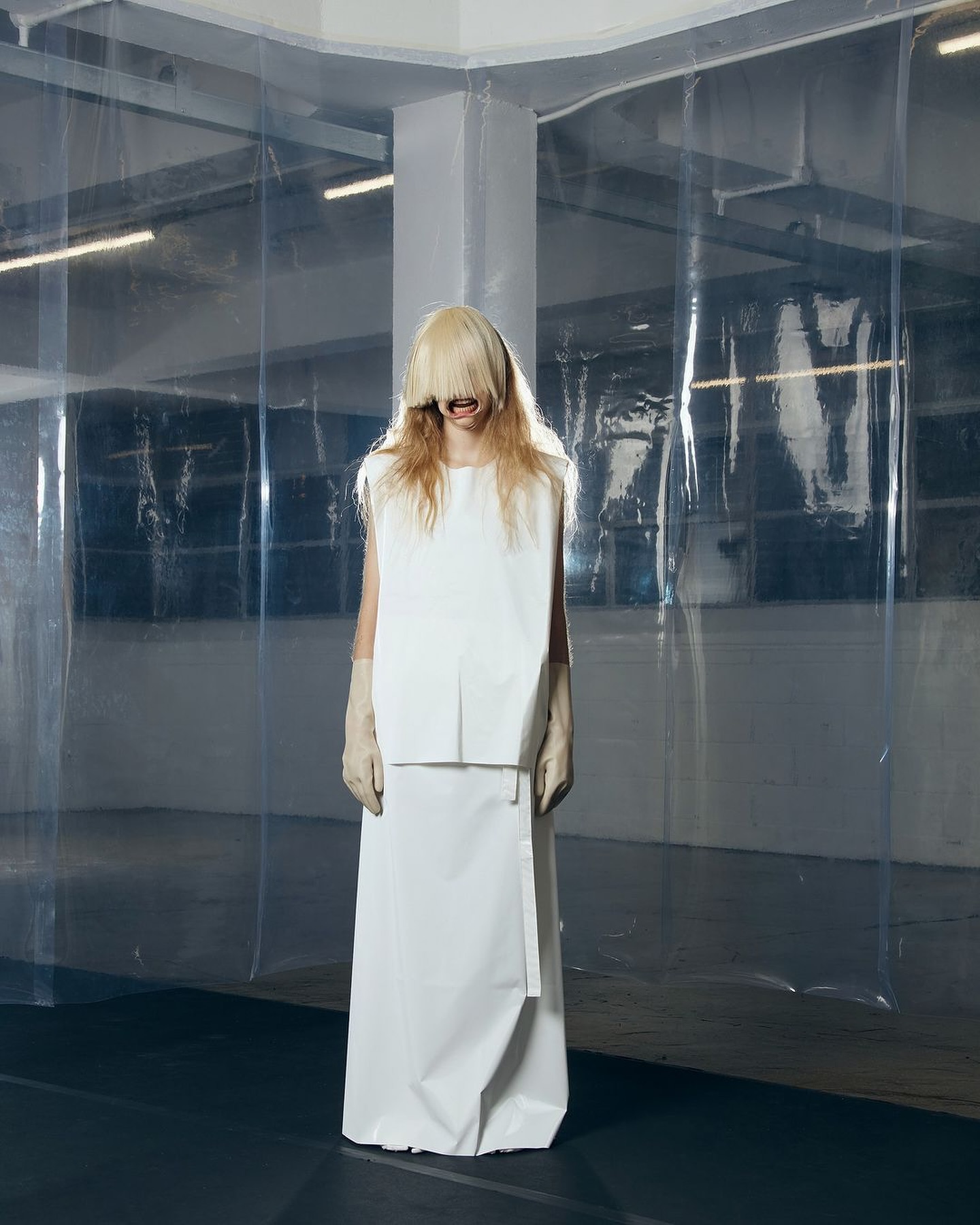 FIGURA SERVICES, 불안한 감정을 라텍스로 감싼 SS25 'USER' 컬렉션 공개 — Look 7