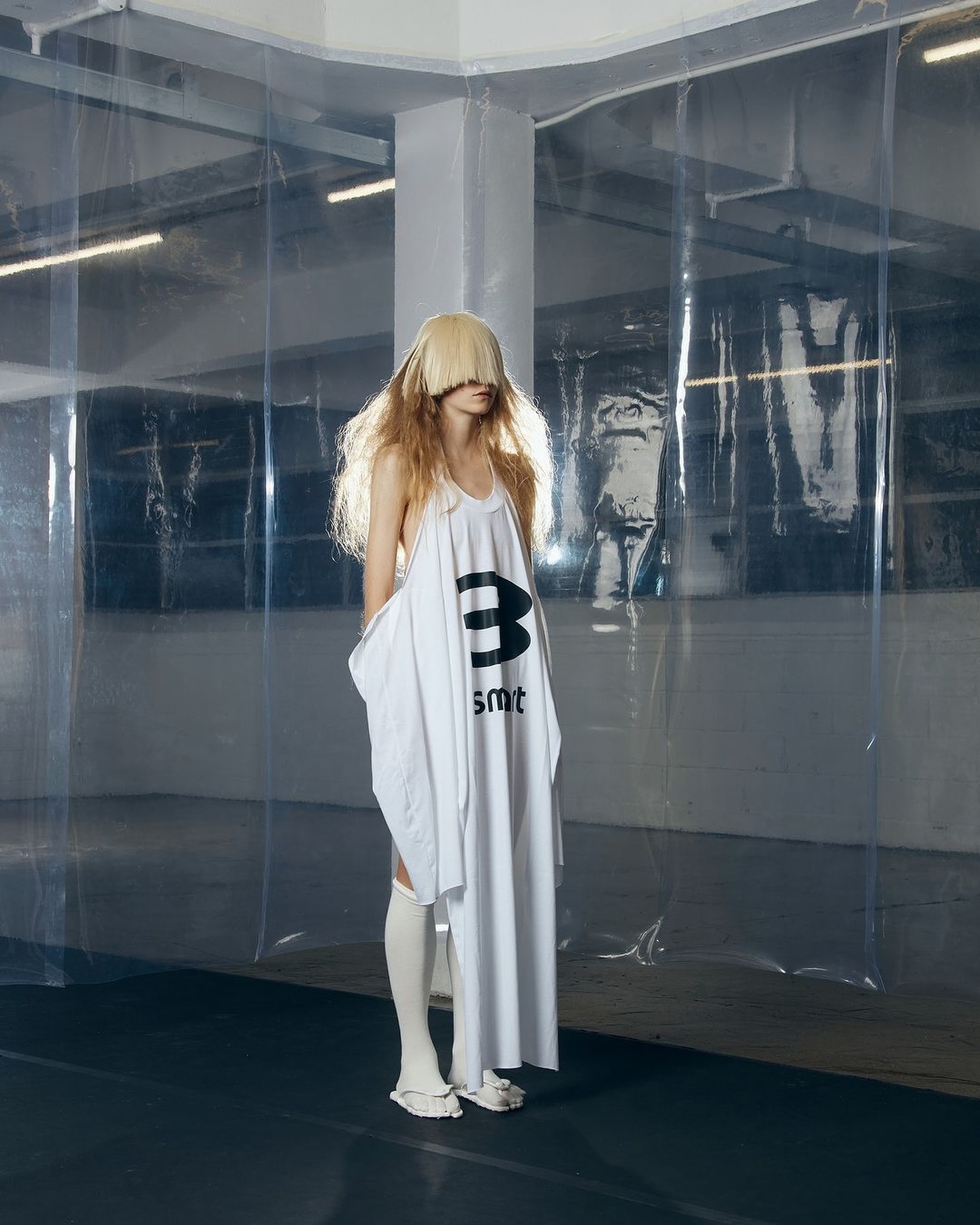 FIGURA SERVICES, 불안한 감정을 라텍스로 감싼 SS25 'USER' 컬렉션 공개 — Look 8