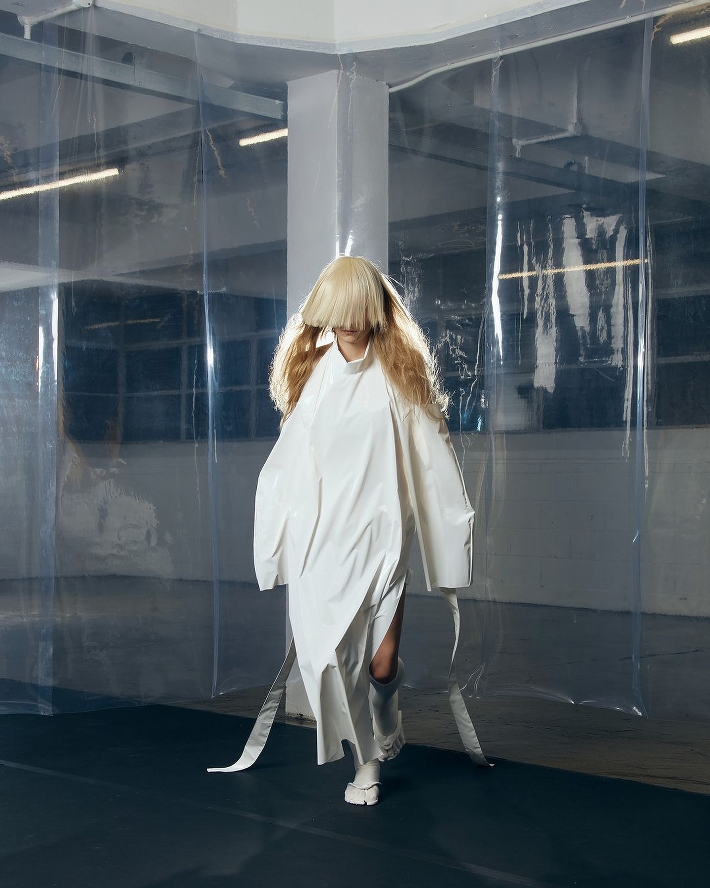 FIGURA SERVICES, 불안한 감정을 라텍스로 감싼 SS25 'USER' 컬렉션 공개 — Look 10