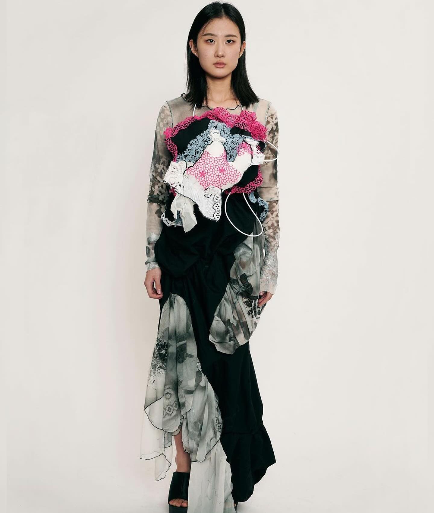 폴리나 얀코프스카, 감각적 드레이핑으로 재해석한 유년의 꿈 — Look 3