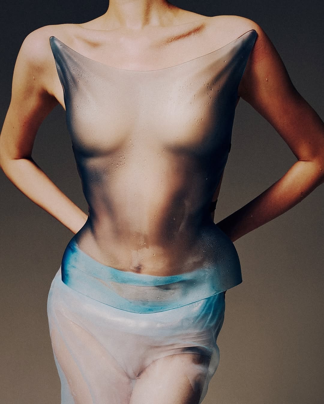 디슨 마, 물의 유동성을 담은 실리콘 컬렉션 'THE BODY' 공개 — Look 4