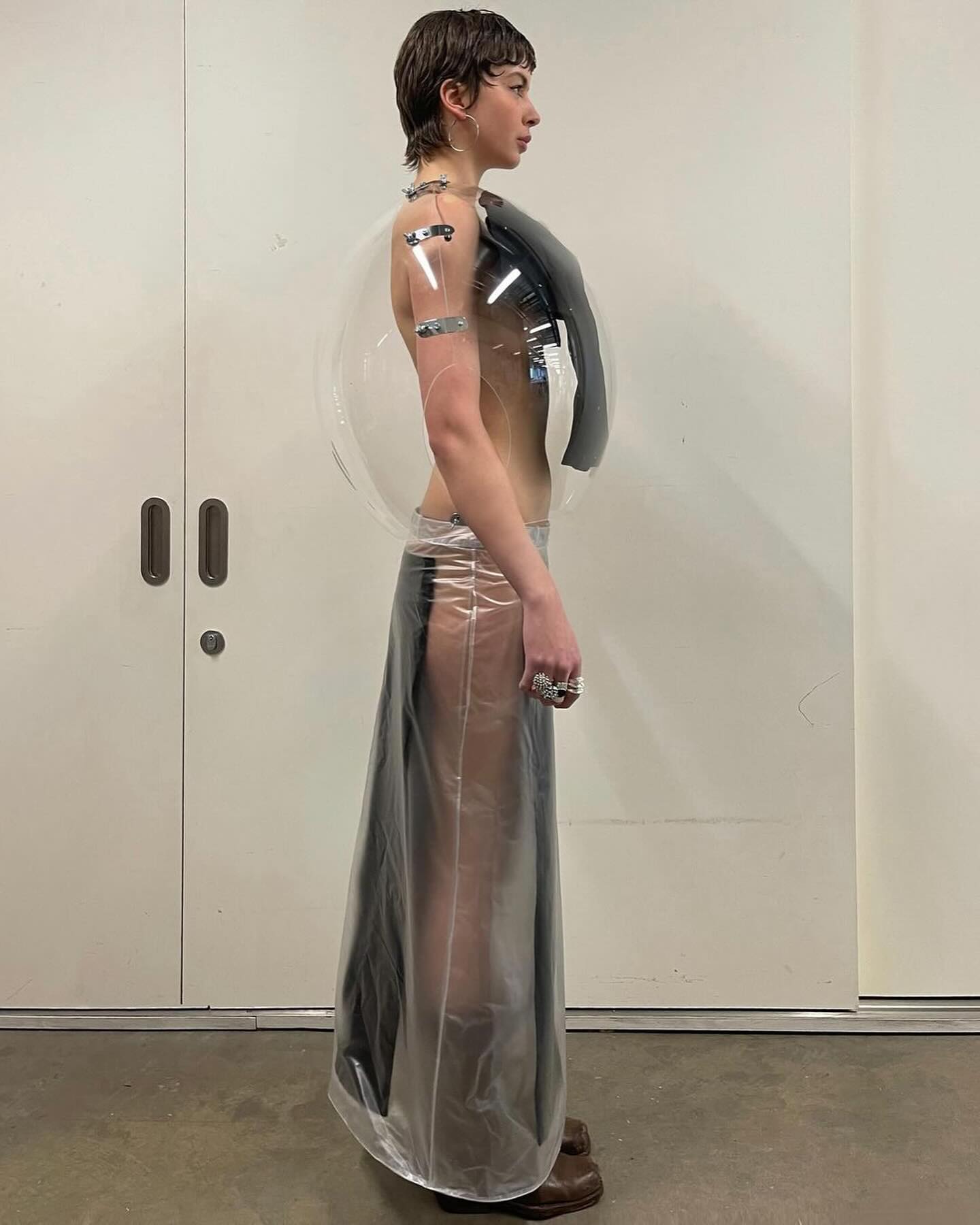 투명한 버블 속에 갇힌 옷, 경계를 허무는 레이어링 — Look 3