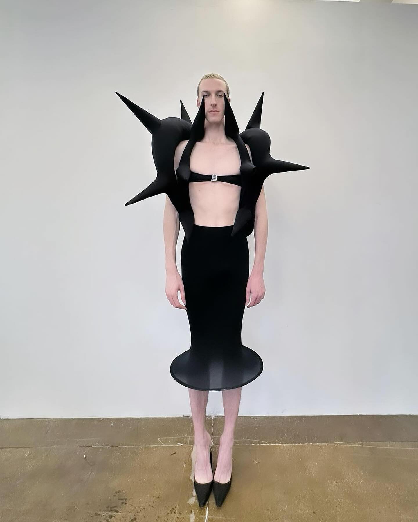 배드빈치통통, 복어에서 영감받은 스파이크 실루엣 공개 — Look 3