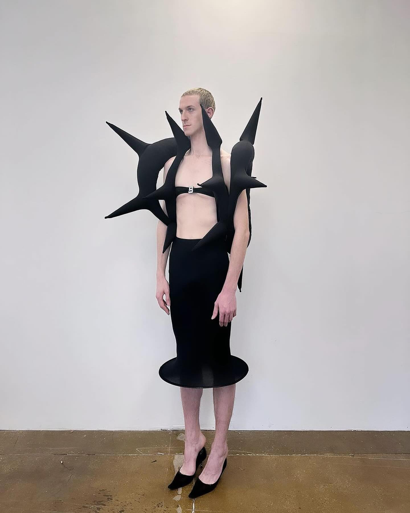배드빈치통통, 복어에서 영감받은 스파이크 실루엣 공개 — Look 4