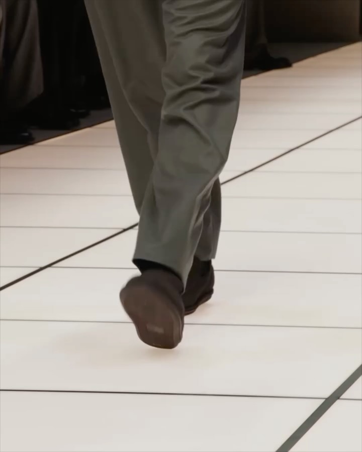 밀라노 FW26, '그린'으로 말하는 회복의 서사 — Look 3