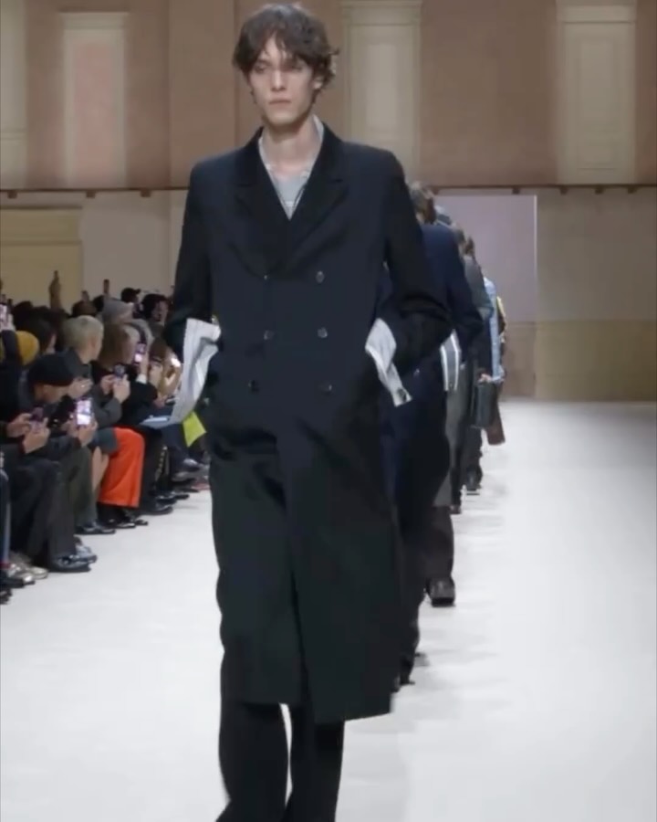 밀라노 FW26, '그린'으로 말하는 회복의 서사 — Look 5