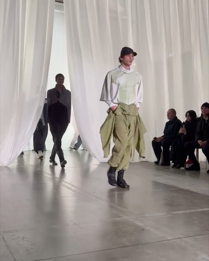 밀라노 FW26, '그린'으로 말하는 회복의 서사 — Look 7
