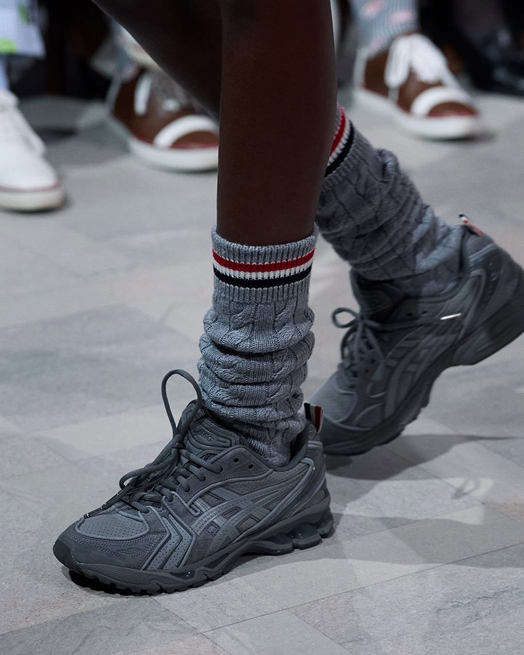 톰 브라운 x 아식스, 젤카야노 14로 쓴 퍼포먼스 럭셔리 — Look 4
