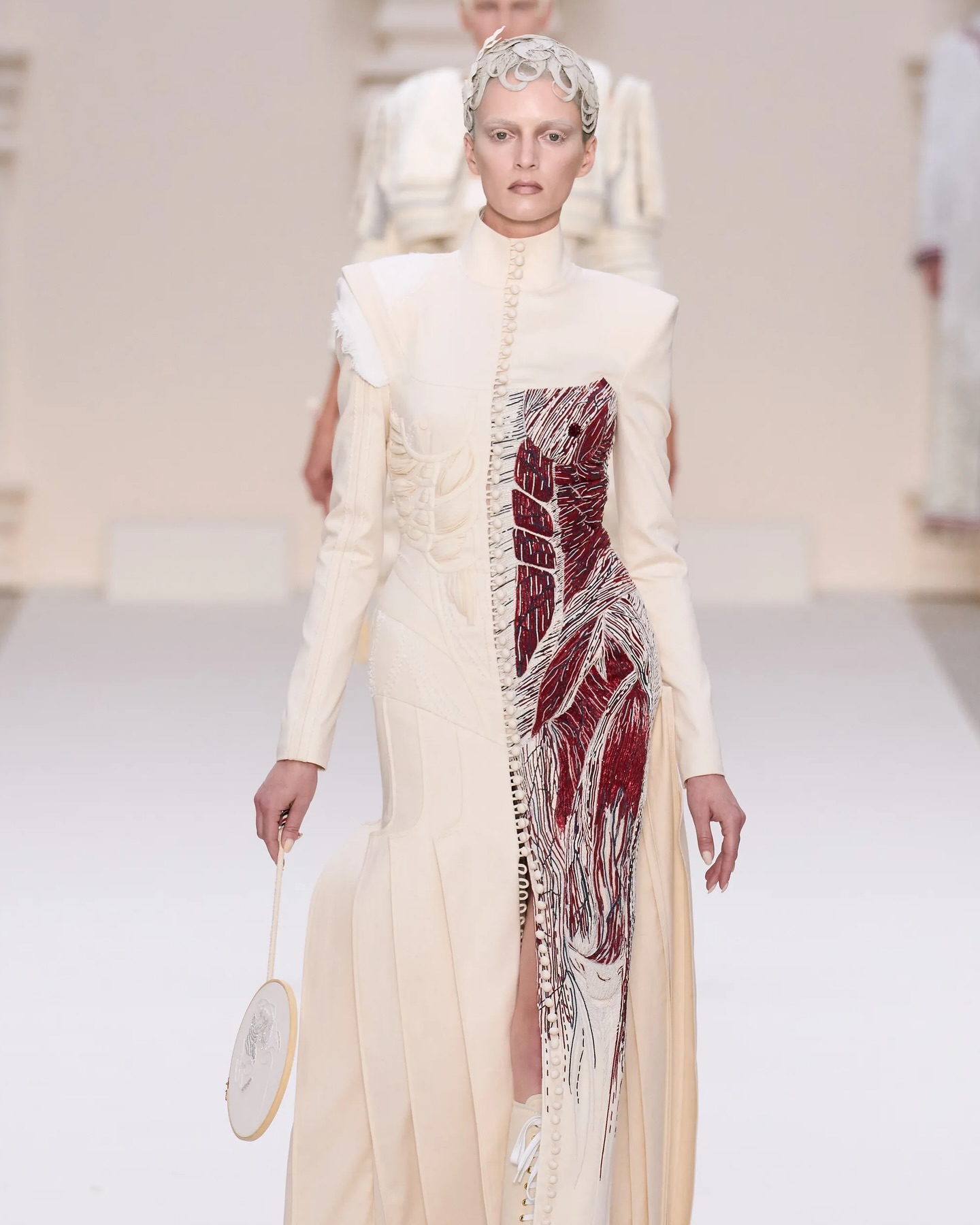 톰 브라운, FW24 쿠튀르에서 펼친 운동선수 오마주 — Look 2