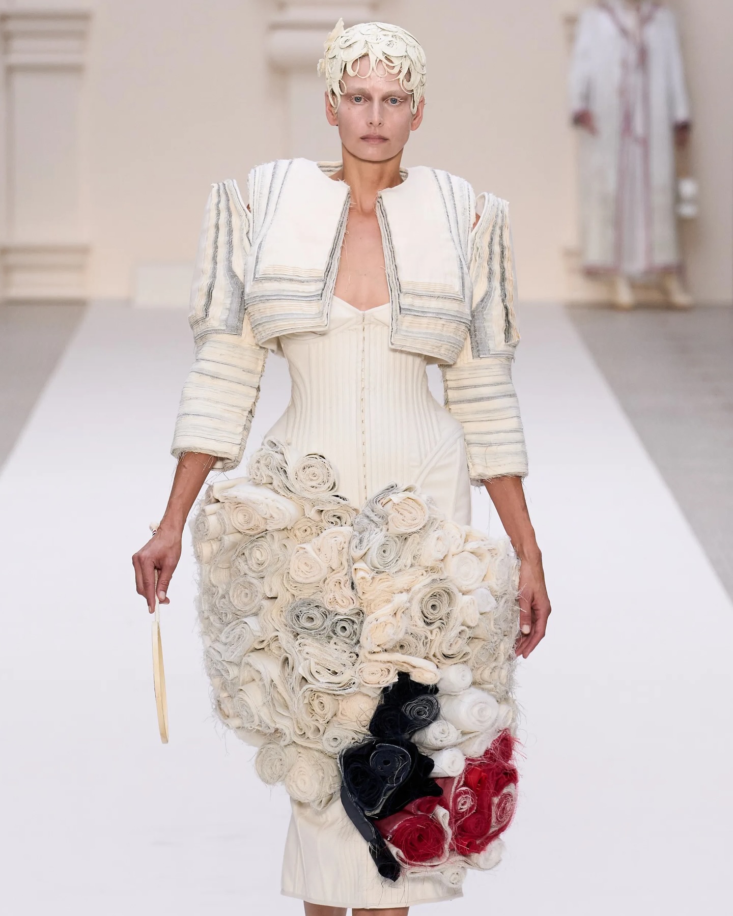 톰 브라운, FW24 쿠튀르에서 펼친 운동선수 오마주 — Look 3