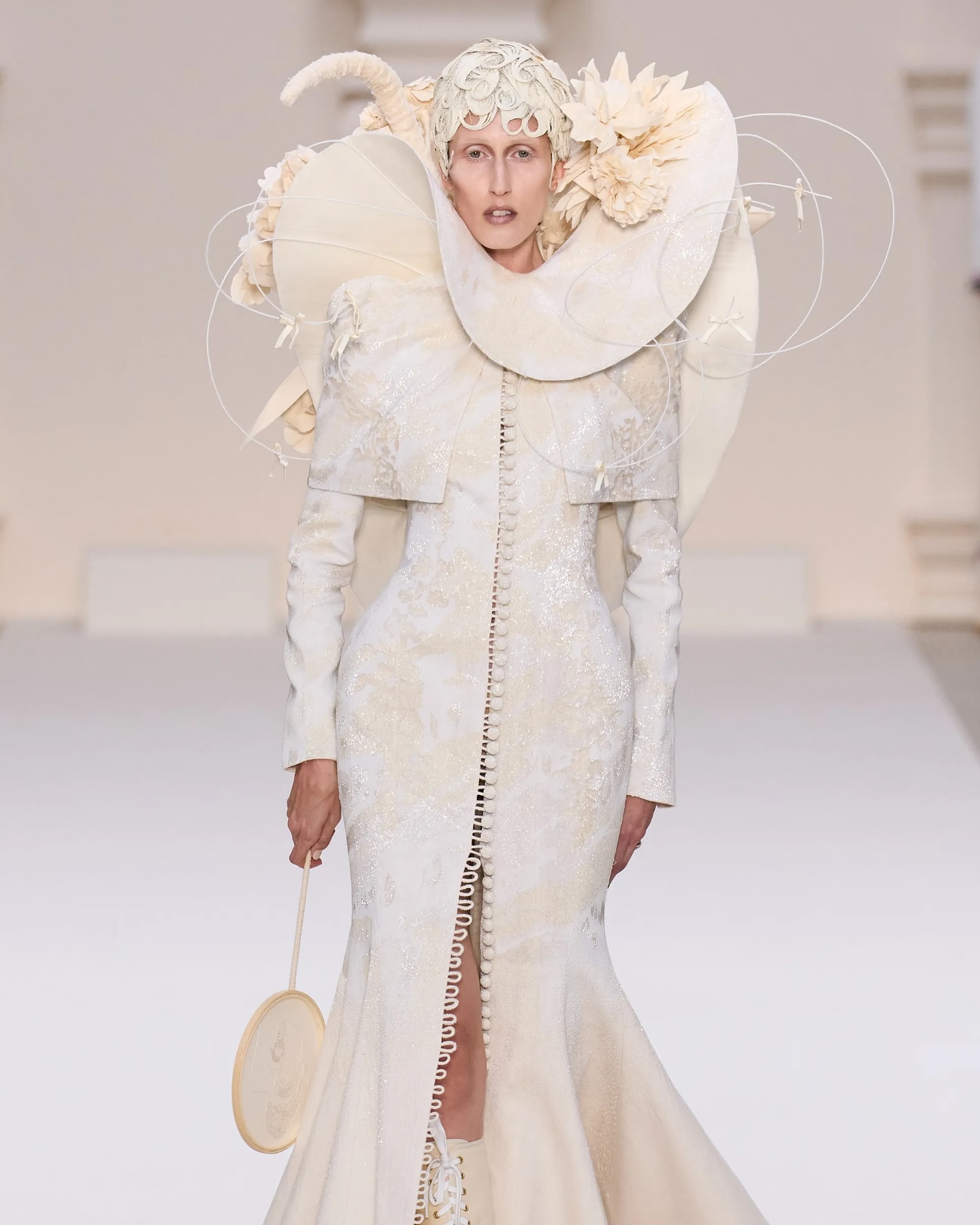 톰 브라운, FW24 쿠튀르에서 펼친 운동선수 오마주 — Look 4
