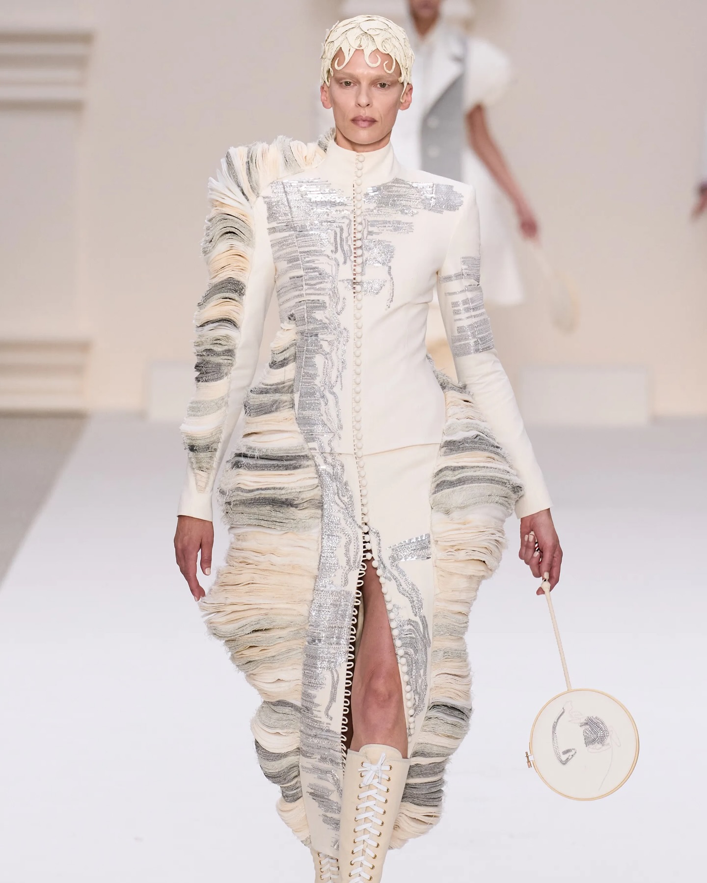 톰 브라운, FW24 쿠튀르에서 펼친 운동선수 오마주 — Look 5