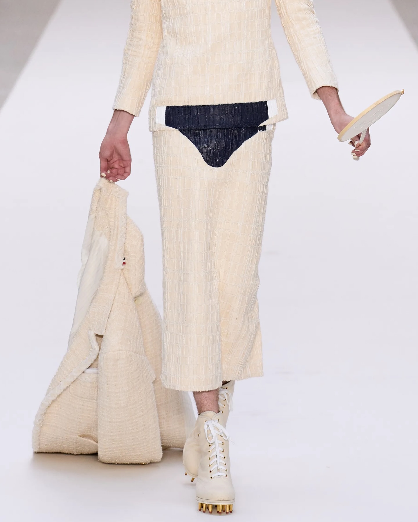 톰 브라운, FW24 쿠튀르에서 펼친 운동선수 오마주 — Look 6