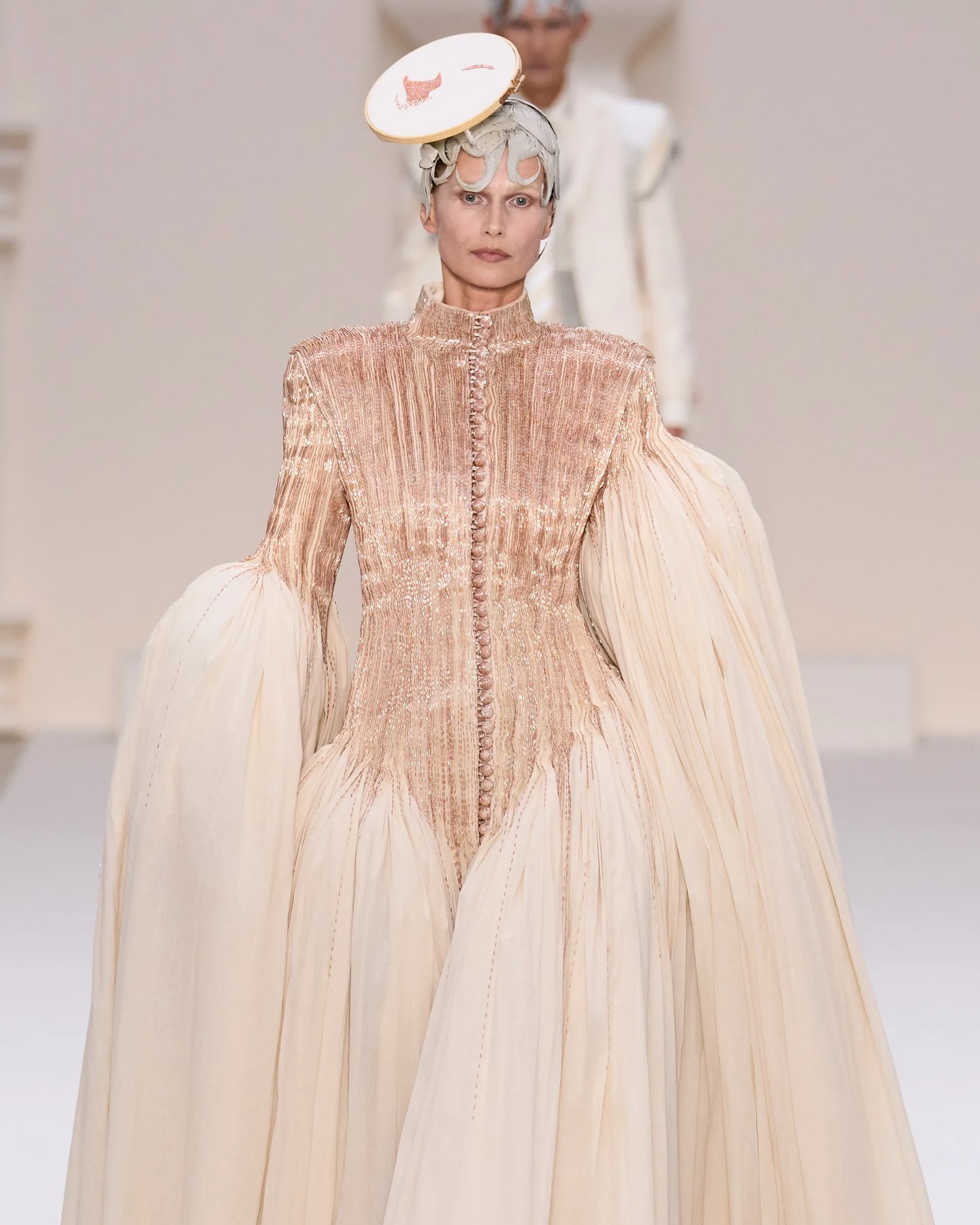 톰 브라운, FW24 쿠튀르에서 펼친 운동선수 오마주 — Look 7
