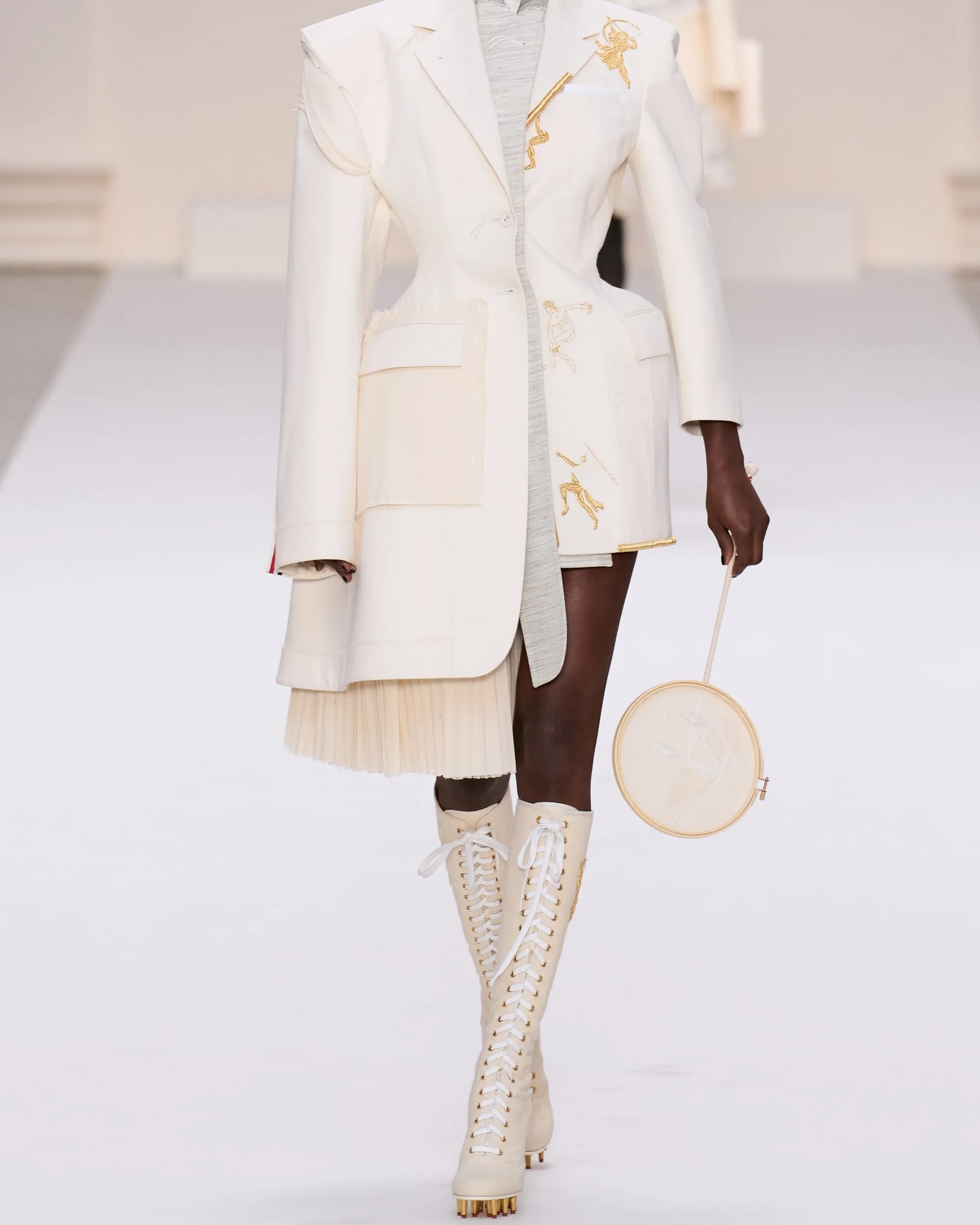 톰 브라운, FW24 쿠튀르에서 펼친 운동선수 오마주 — Look 8