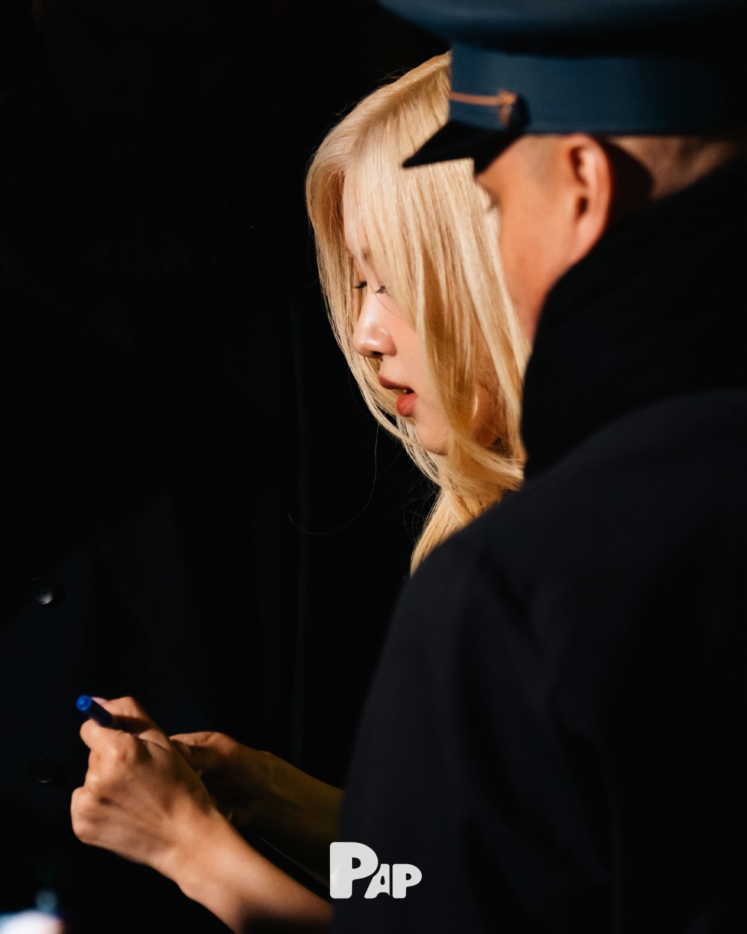 로제, 생로랑 FW26 쇼에서 빛난 그린 오프숄더 룩 — Look 2