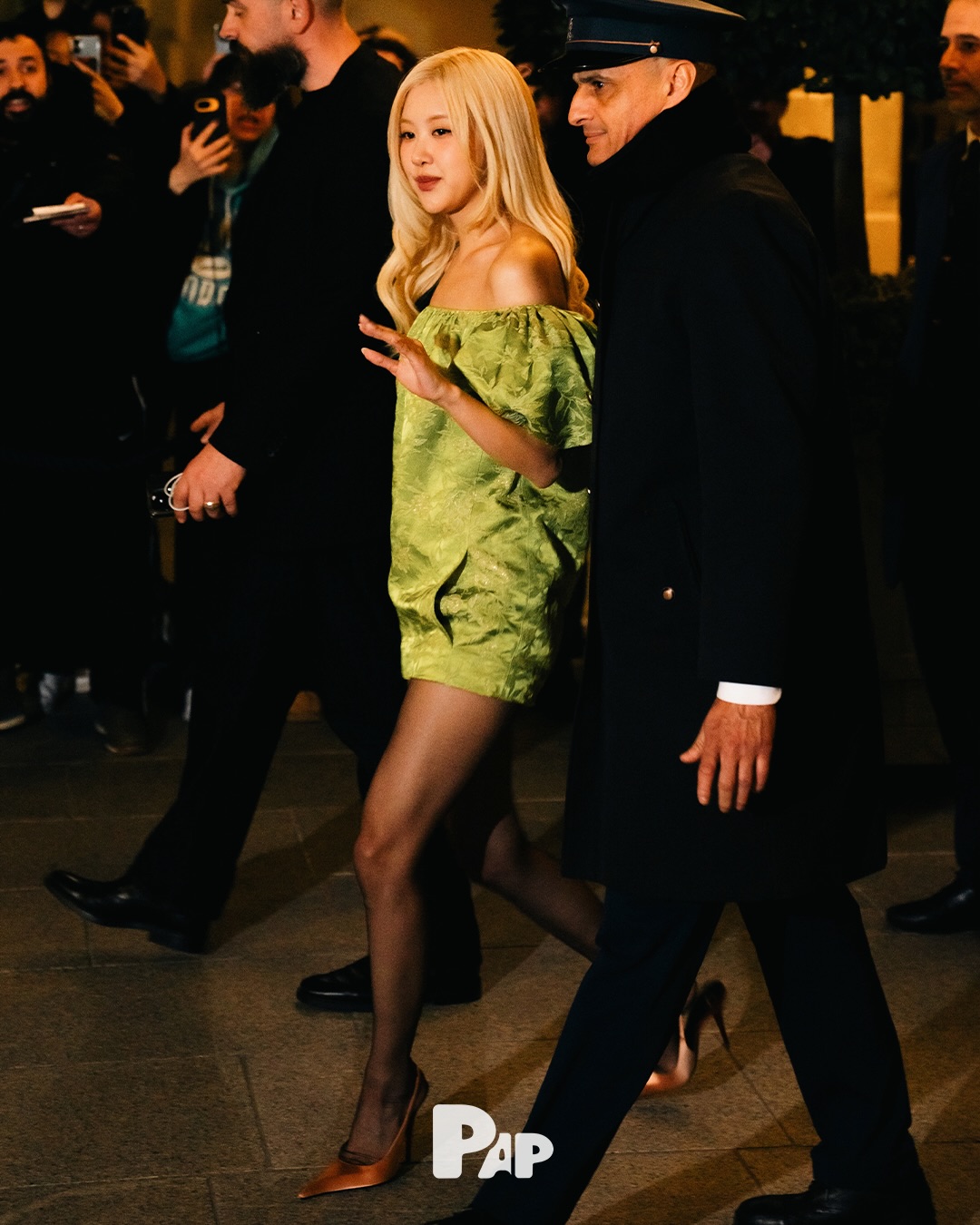 로제, 생로랑 FW26 쇼에서 빛난 그린 오프숄더 룩 — Look 3