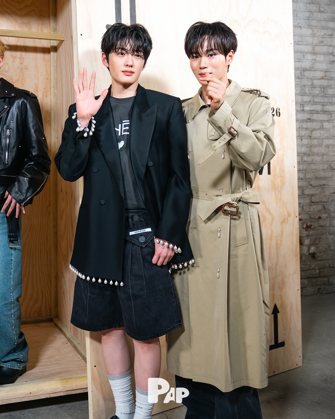 알파드라이브원, 김해김 2026 FW 파리 쇼 참석으로 디자이너 10주년 축하 — Look 2