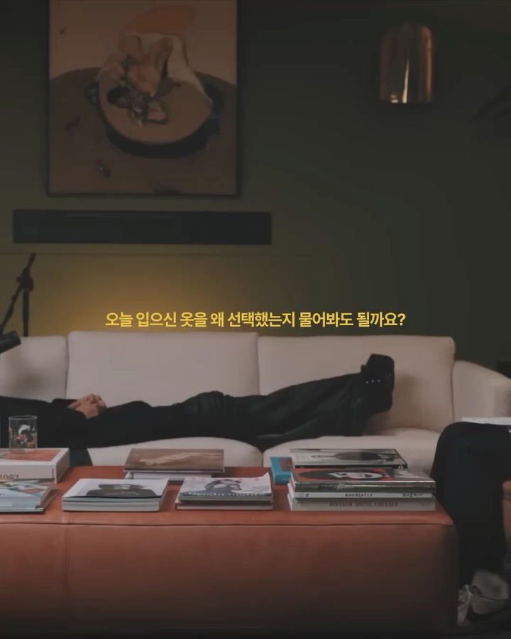 릭 오웬스, 벨라 프로이트 소파에 누운 첫 번째 게스트 — Look 2