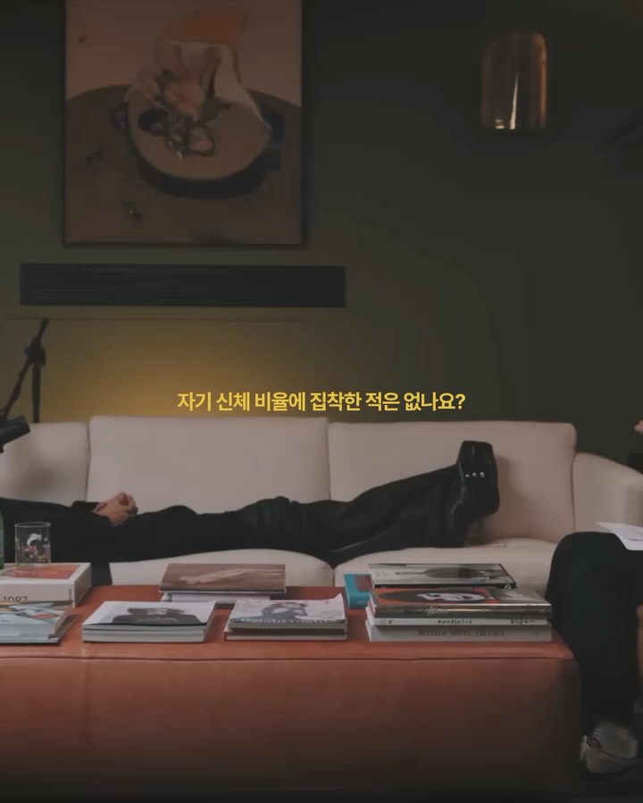 릭 오웬스, 벨라 프로이트 소파에 누운 첫 번째 게스트 — Look 3