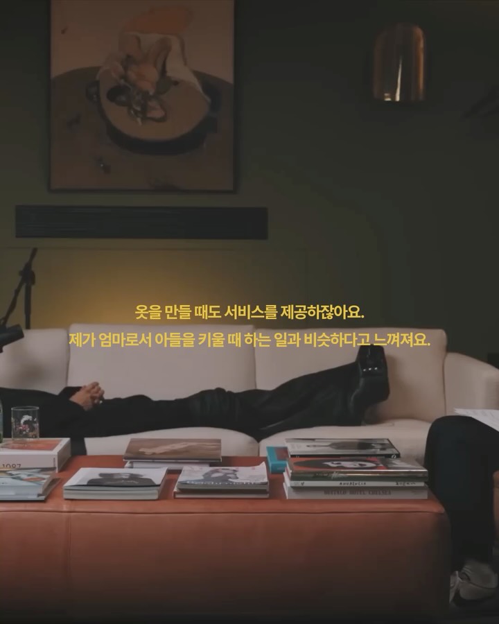 릭 오웬스, 벨라 프로이트 소파에 누운 첫 번째 게스트 — Look 6