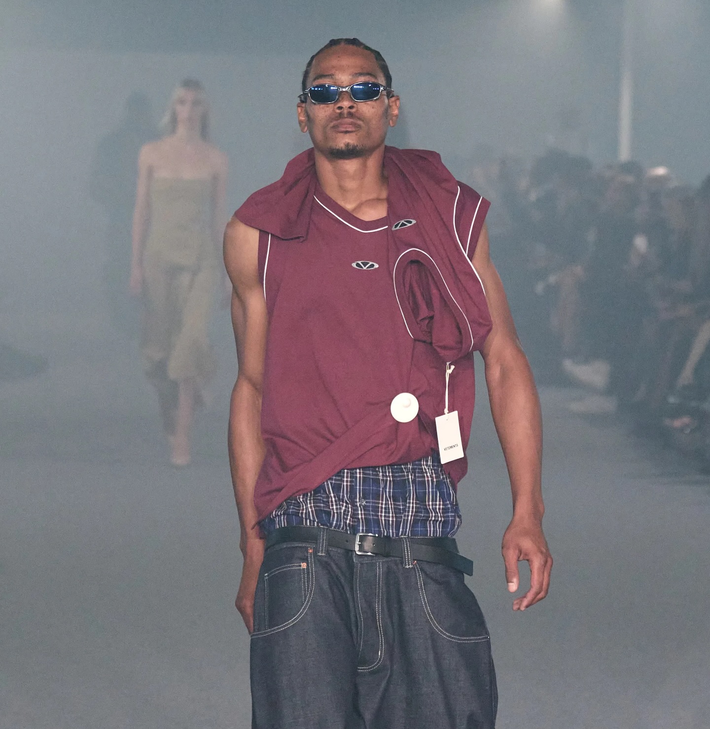 베트멍 SS25, 버려진 쇼핑몰에서 펼친 지속가능성 선언 — Look 5