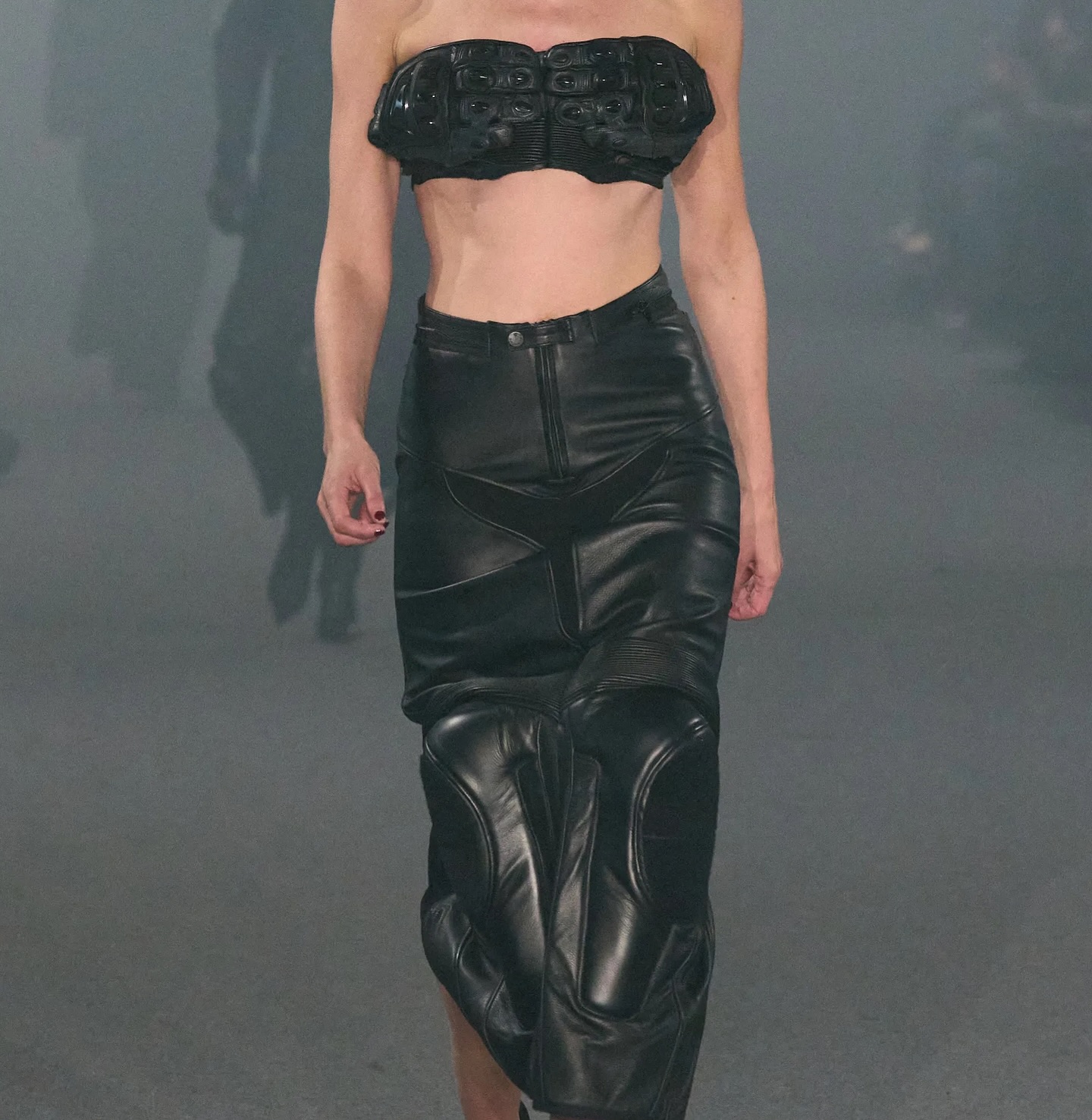 베트멍 SS25, 버려진 쇼핑몰에서 펼친 지속가능성 선언 — Look 6