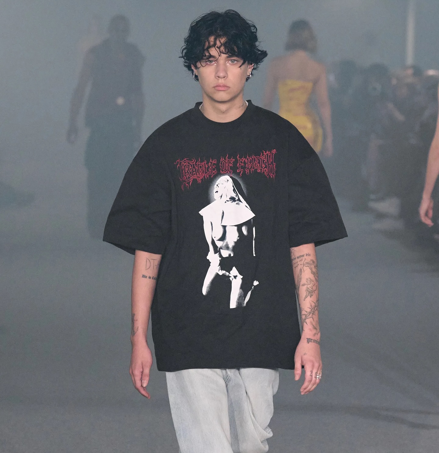 베트멍 SS25, 버려진 쇼핑몰에서 펼친 지속가능성 선언 — Look 8