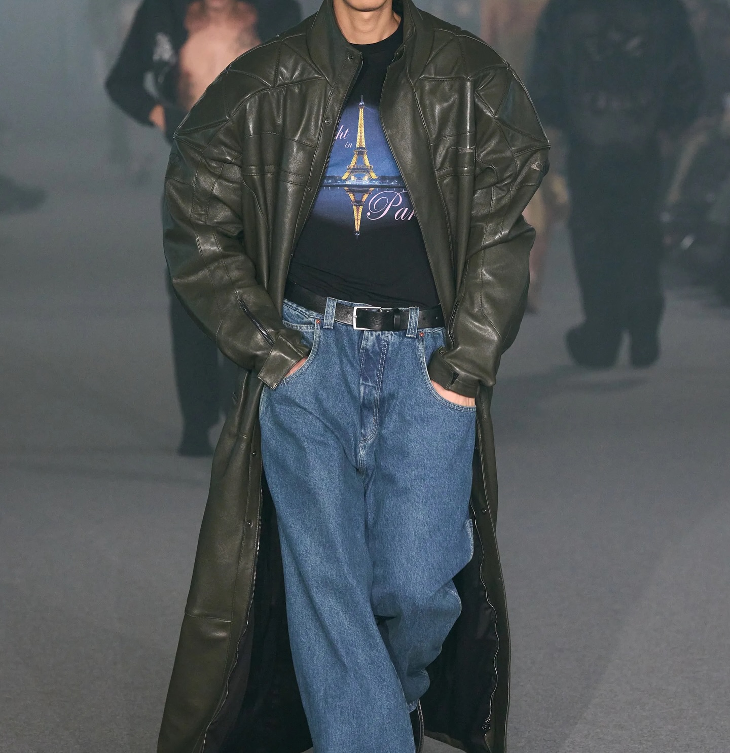 베트멍 SS25, 버려진 쇼핑몰에서 펼친 지속가능성 선언 — Look 9
