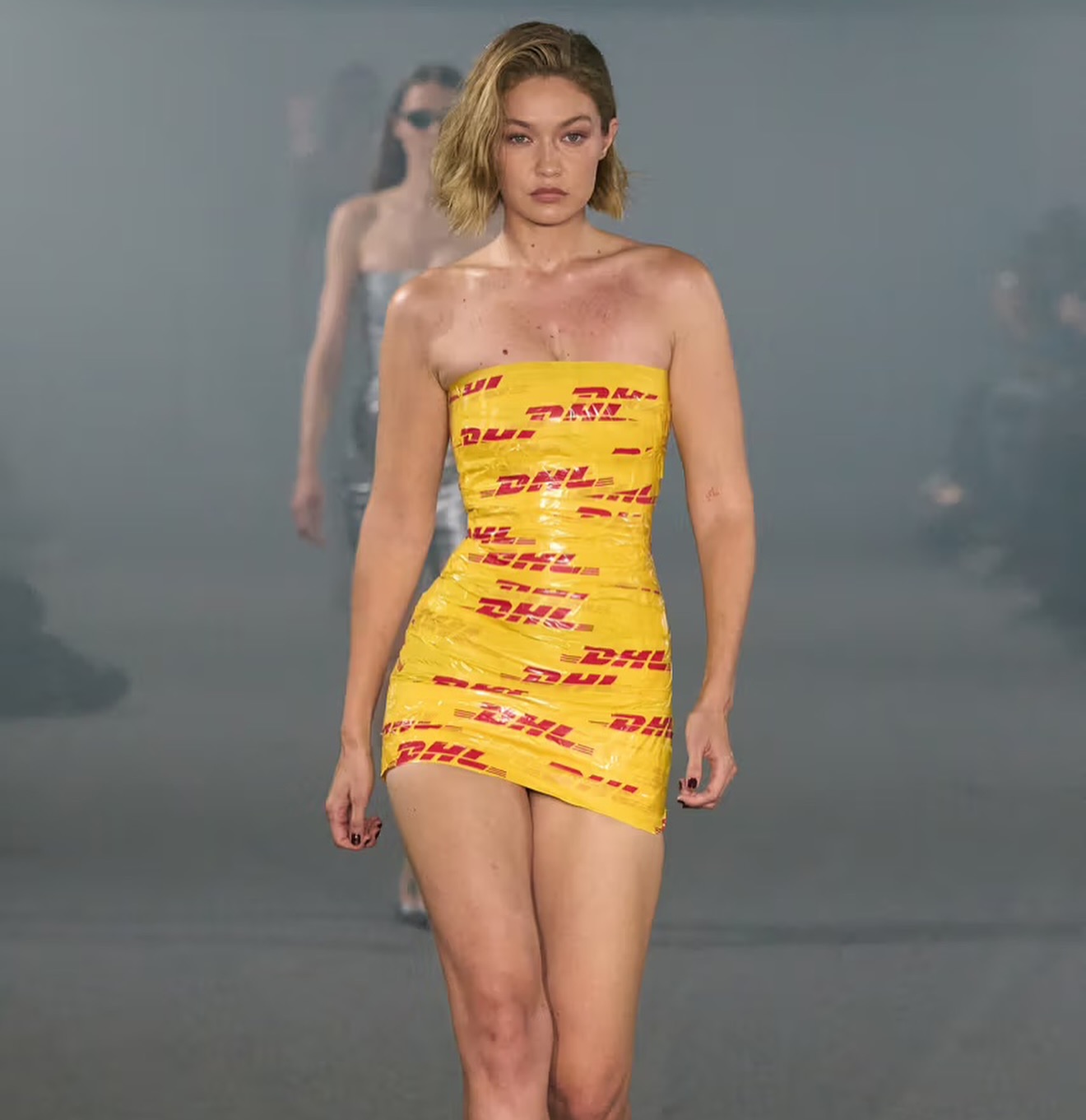 베트멍 SS25, 버려진 쇼핑몰에서 펼친 지속가능성 선언 — Look 10