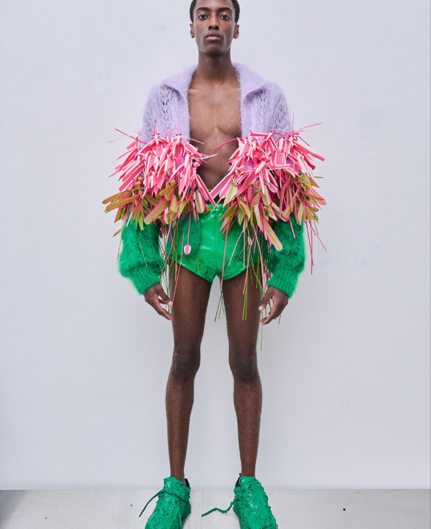 프라나운스, 자연을 입다: 손으로 짠 곤충 장식의 SS25 컬렉션 — Look 5