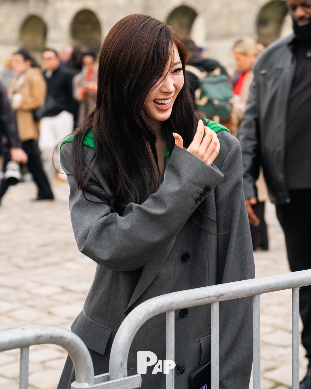 파리에서 만난 송강과 지젤, 로에베 쇼장의 화려한 순간 — Look 3