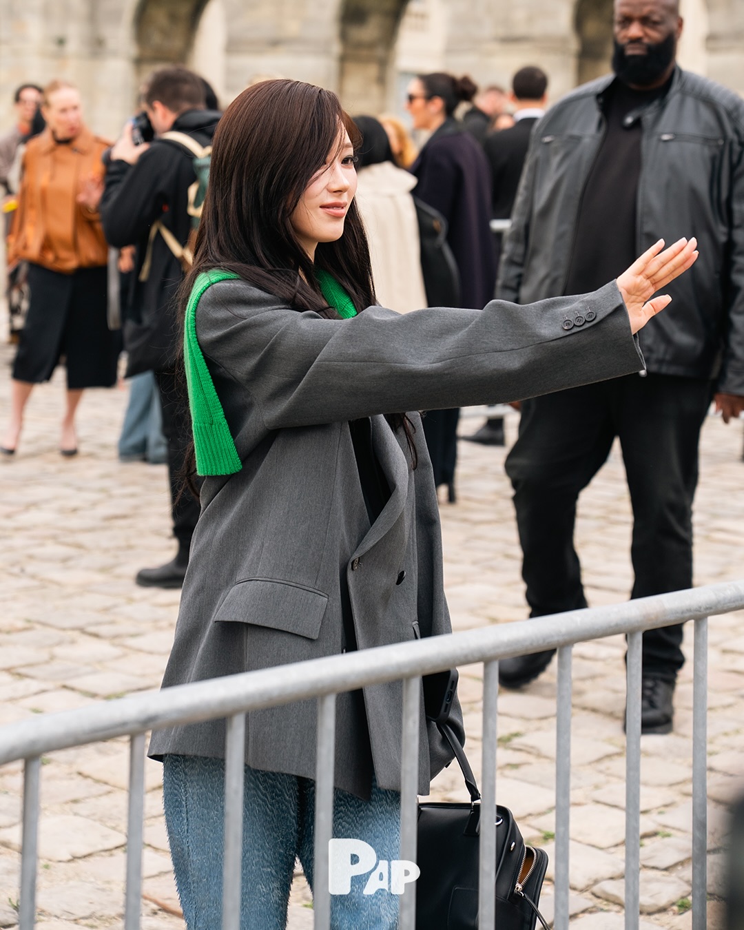파리에서 만난 송강과 지젤, 로에베 쇼장의 화려한 순간 — Look 4
