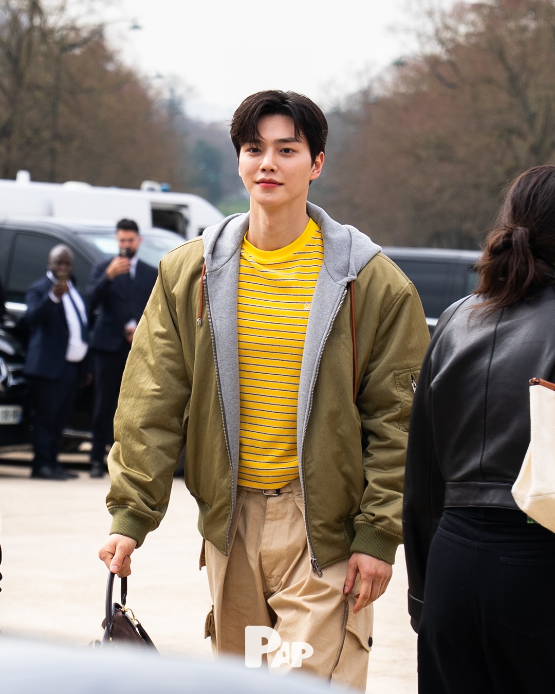 파리에서 만난 송강과 지젤, 로에베 쇼장의 화려한 순간 — Look 5