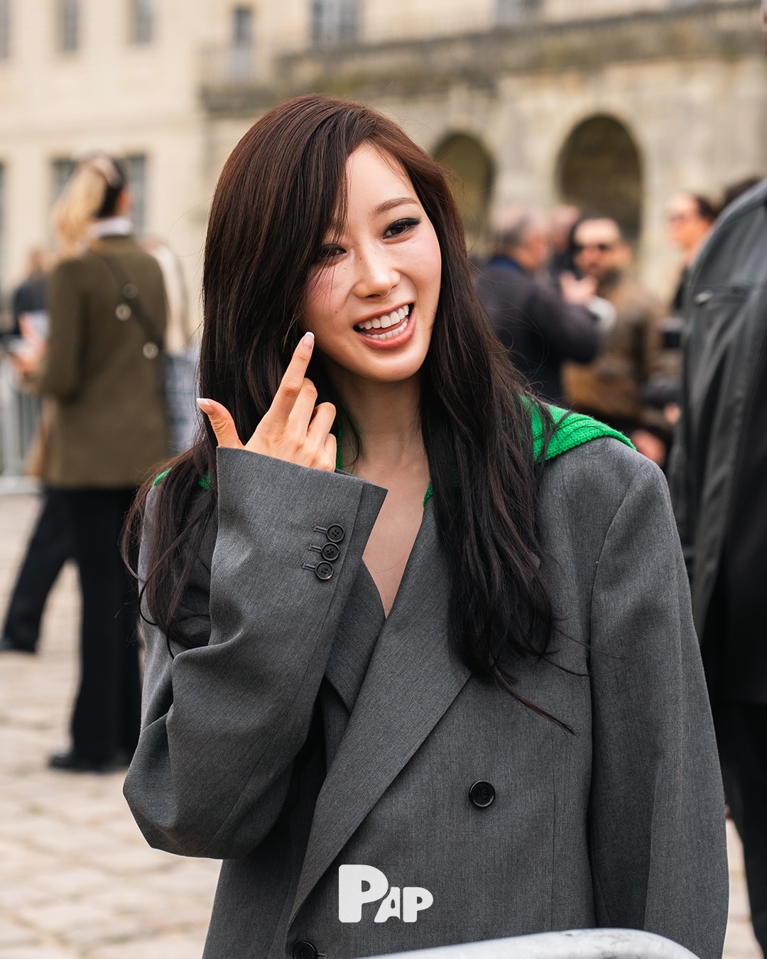 파리에서 만난 송강과 지젤, 로에베 쇼장의 화려한 순간 — Look 7