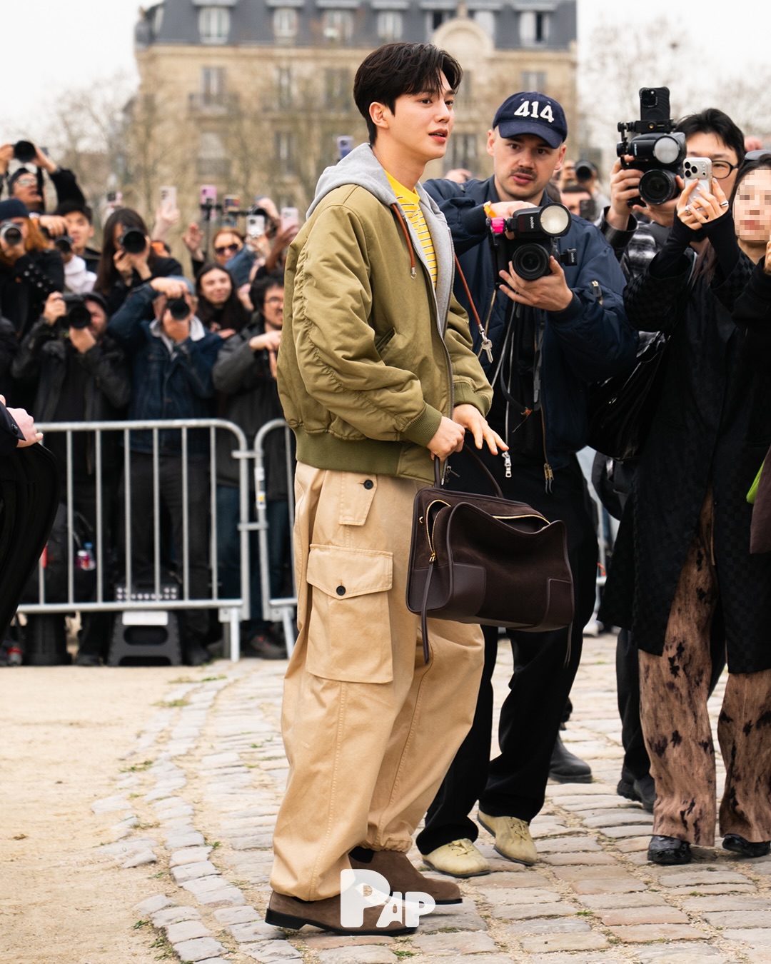 파리에서 만난 송강과 지젤, 로에베 쇼장의 화려한 순간 — Look 9