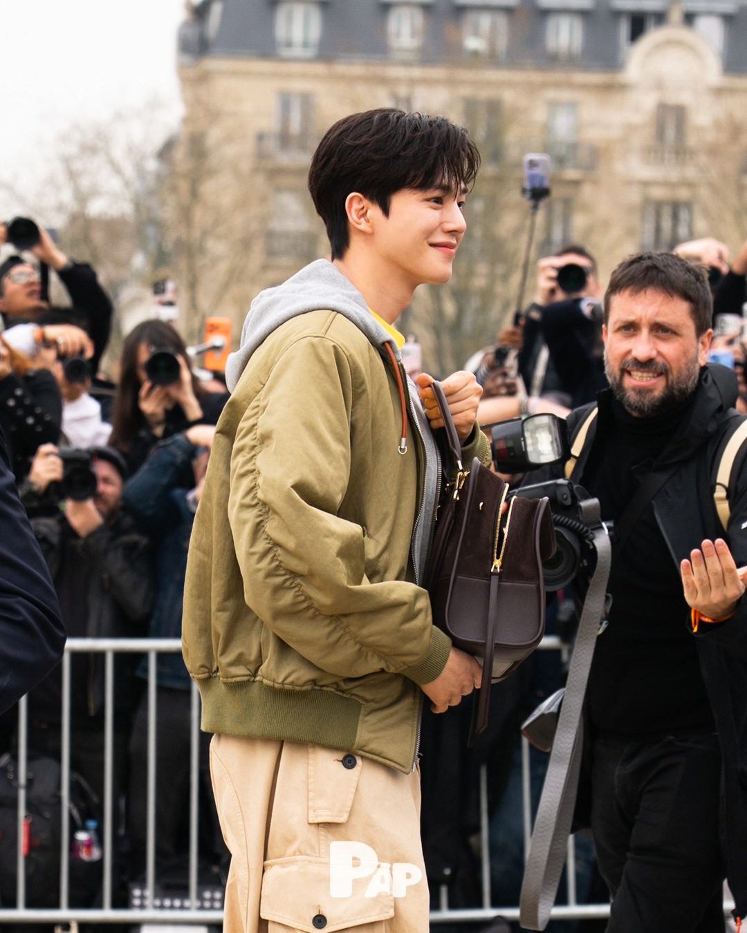 파리에서 만난 송강과 지젤, 로에베 쇼장의 화려한 순간 — Look 10