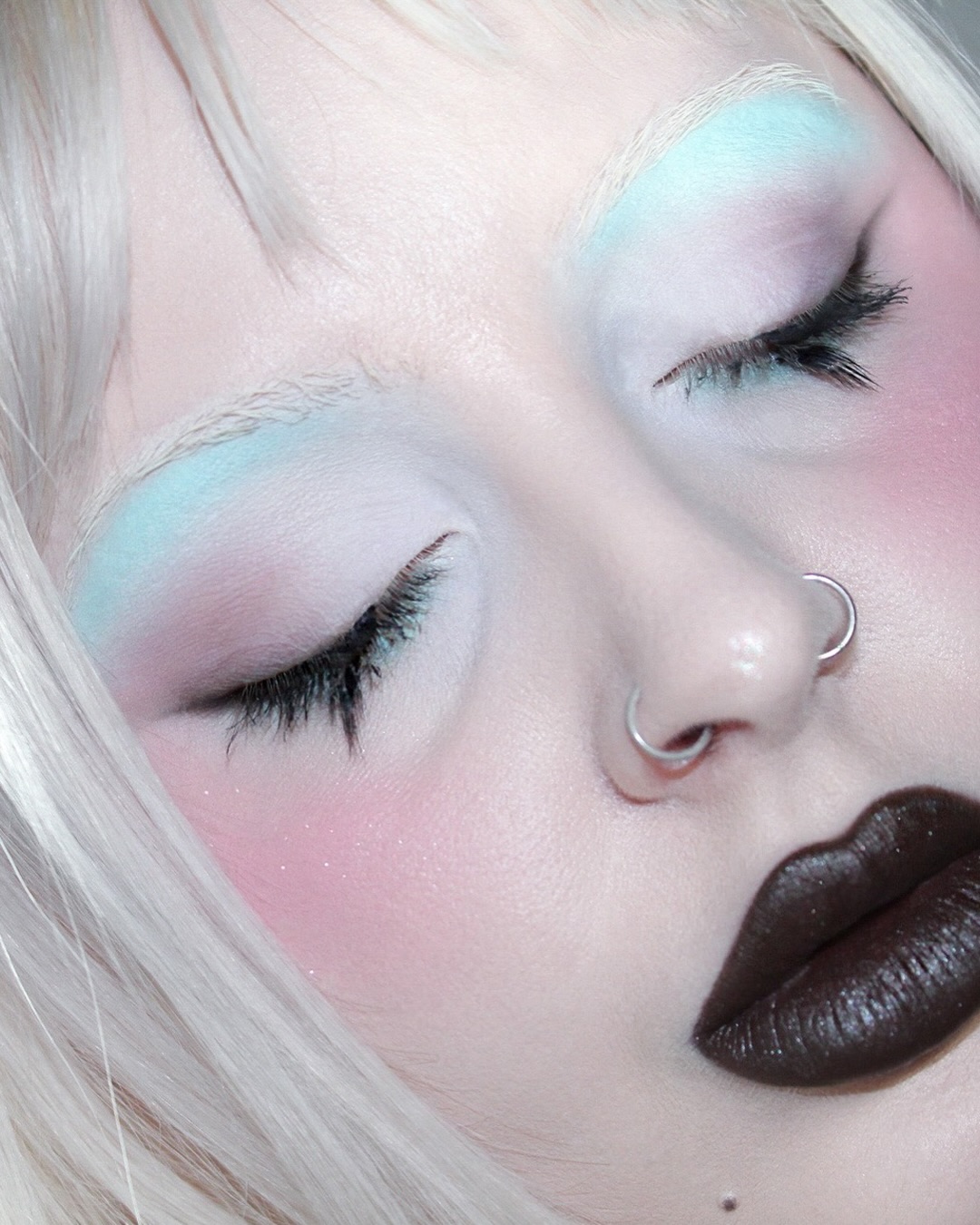 민트코어 메이크업, 2025 봄을 장악하다 — Look 3