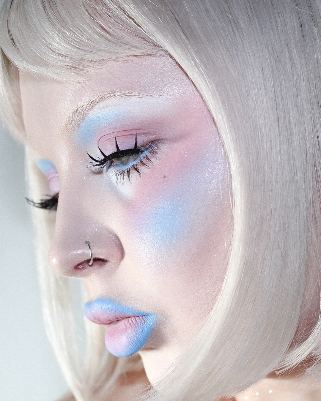 민트코어 메이크업, 2025 봄을 장악하다 — Look 5