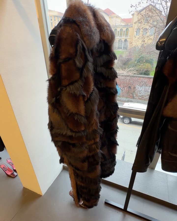 돌체앤가바나 FW26 '아이덴티티', 블랙으로 완성한 궁극의 럭셔리 — Look 5