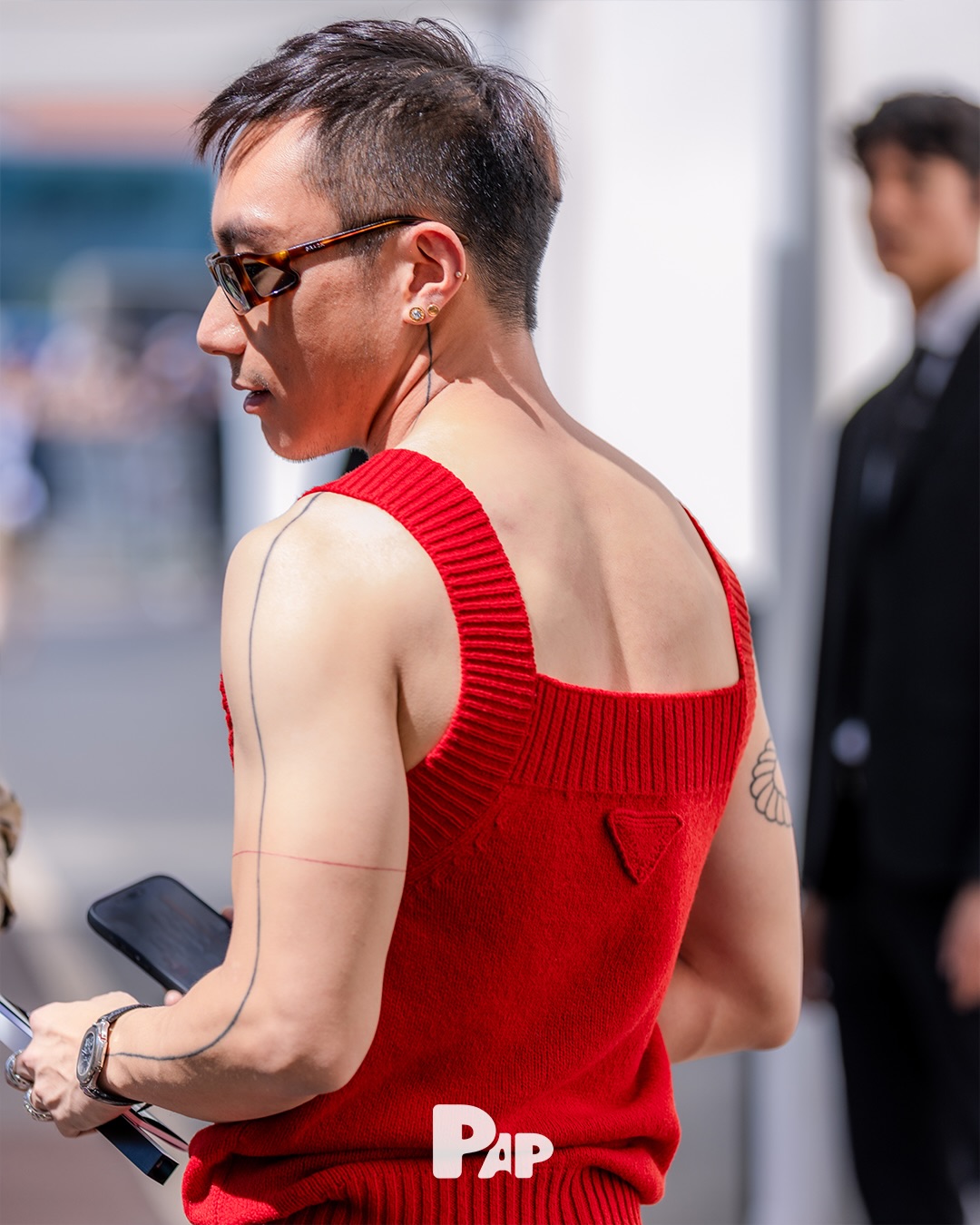 프라다 쇼장 밖, 가장 먼저 포착한 또 하나의 런웨이 — Look 10