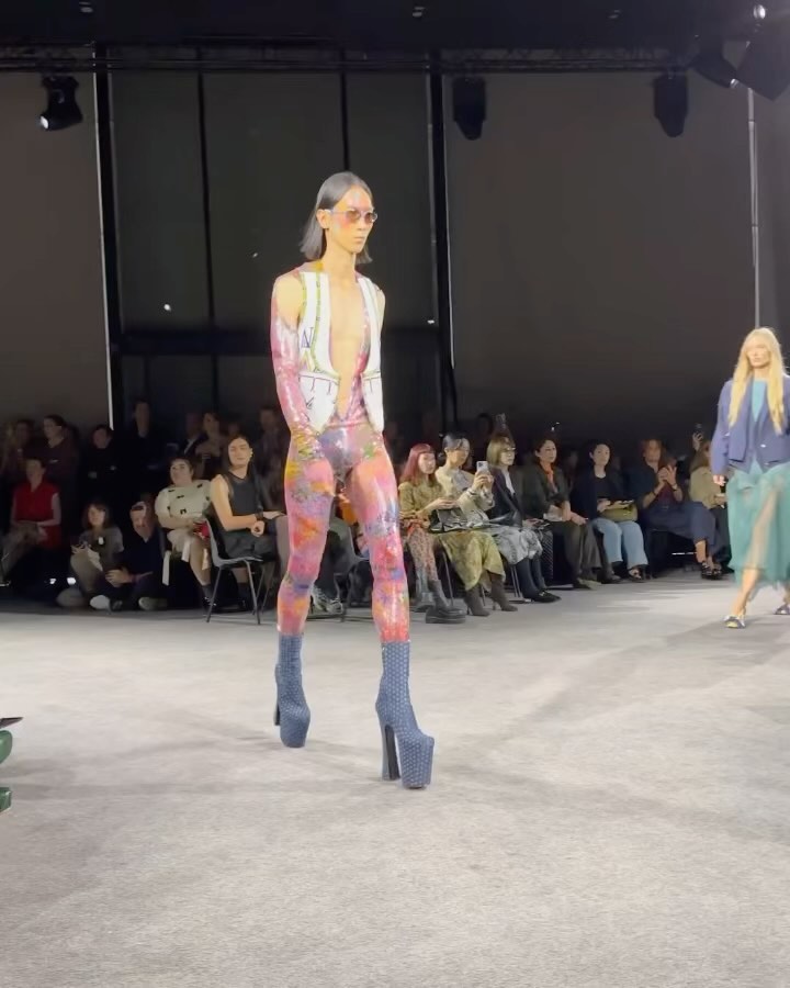 비비안 웨스트우드 24SS, 웨딩과 디스코 펑크의 충돌 — Look 7