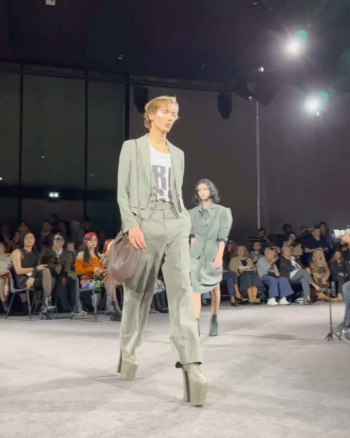 비비안 웨스트우드 24SS, 웨딩과 디스코 펑크의 충돌 — Look 10