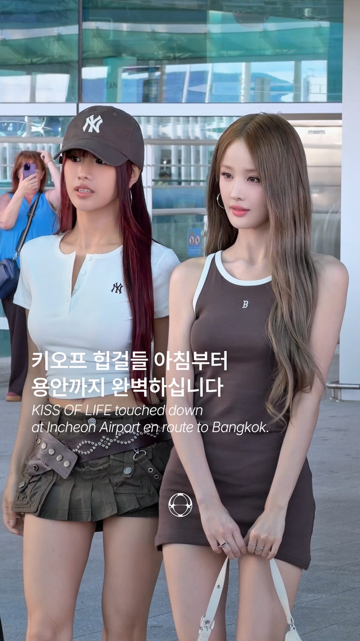 키스오브라이프, MLB 착장으로 빛낸 방콕행 공항 패션 — Cover