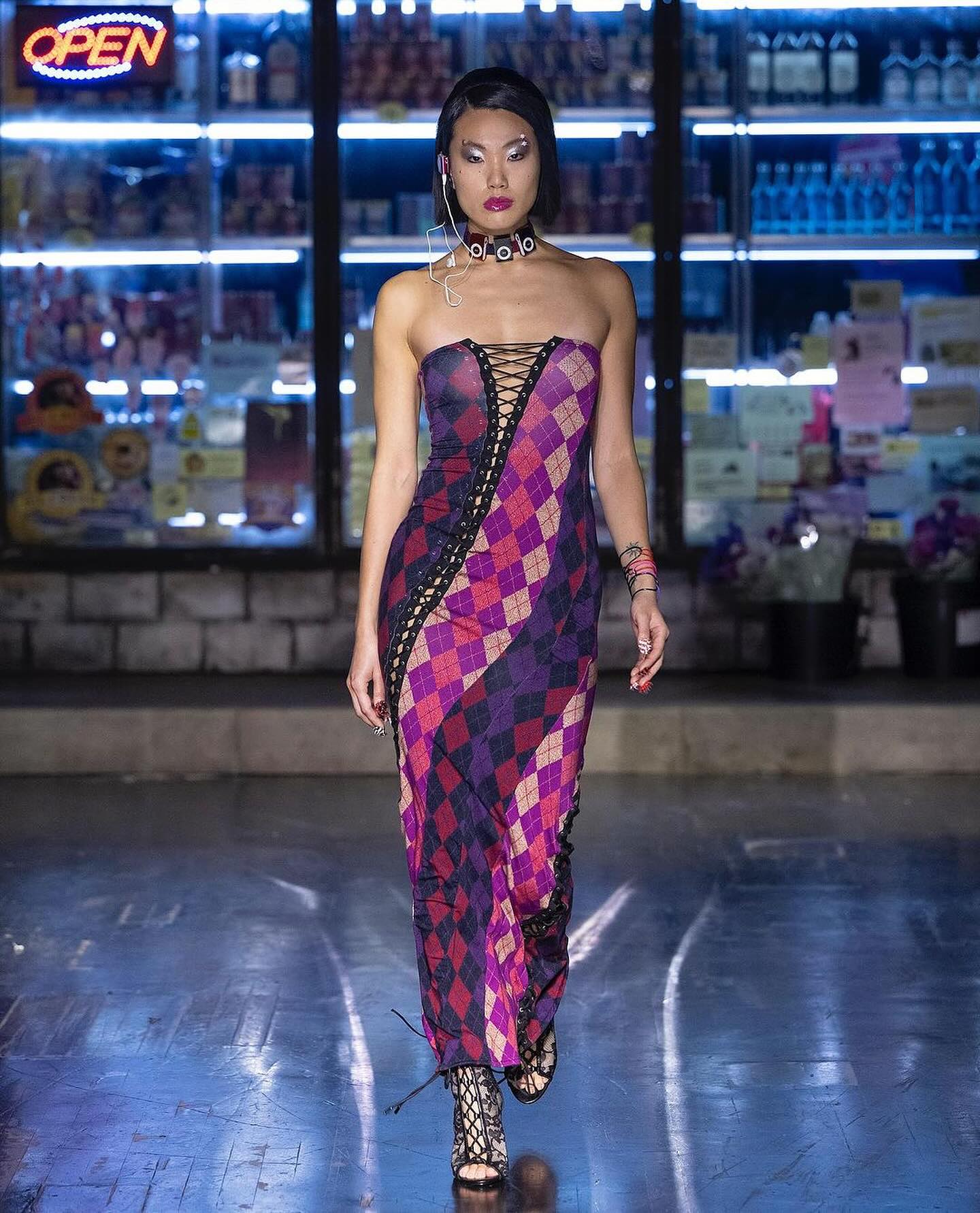 시네드 고레이, 아이팟·담배갑·헤어롤러로 재정의한 런던 패션 — Look 2